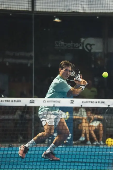 Exequiel Mouriño hitting a backhand return