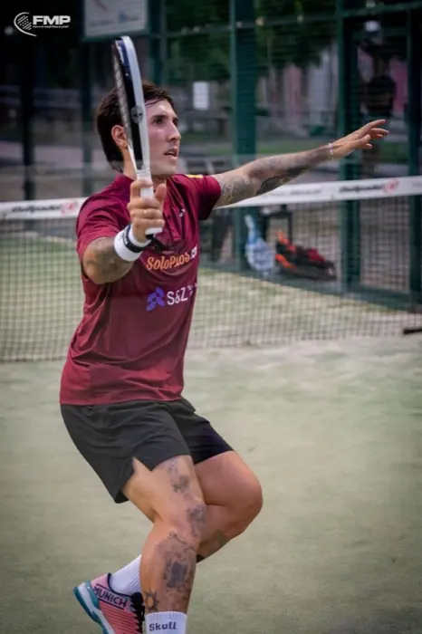 Exequiel Mouriño at the net for a forehand volley