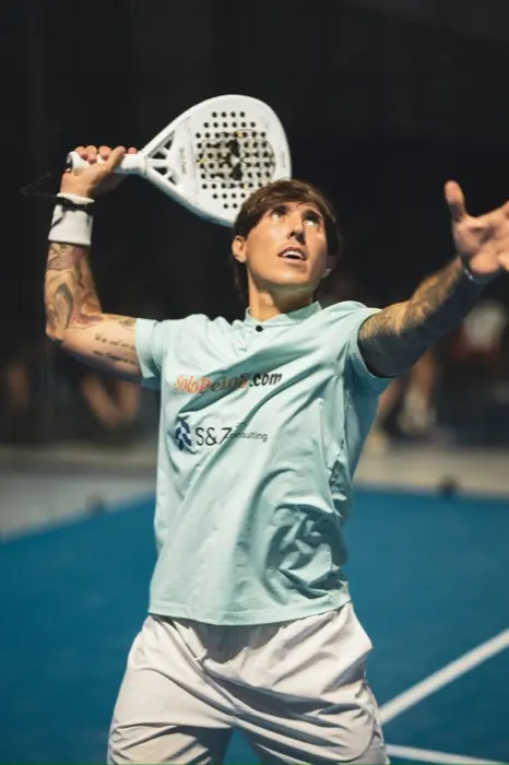 Exequiel Mouriño serving during the FIP Silver Italy event