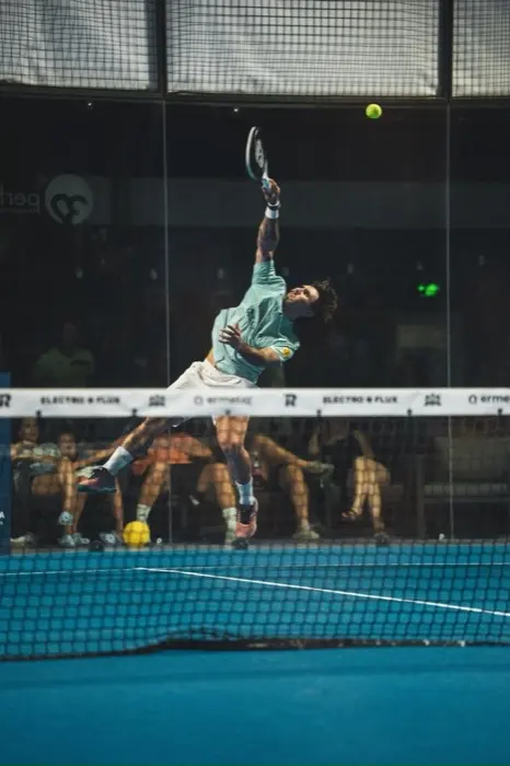 Exequiel Mouriño jumping for a serve