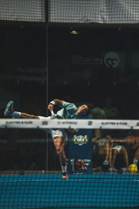 Exequiel Mouriño mid-air for a smash