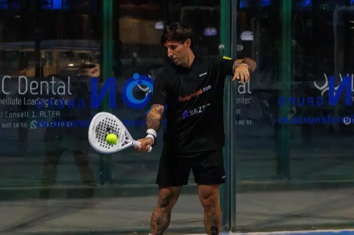 Exequiel Mouriño playing a night match in Altea