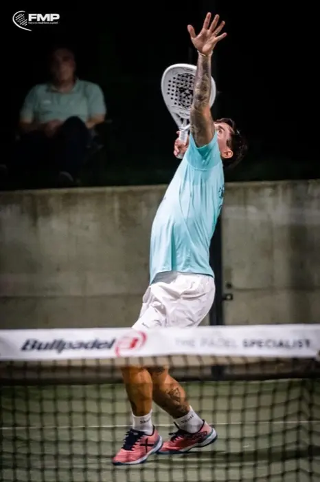Exequiel Mouriño hitting an overhead smash